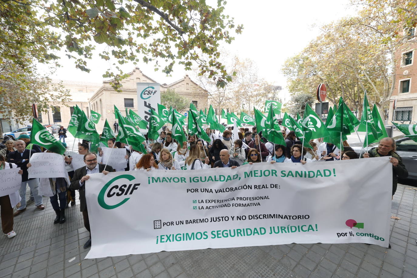 La protesta a las puertas de la conselleria urge refuerzos a Sanidad y un «trato digno» para los pacientes