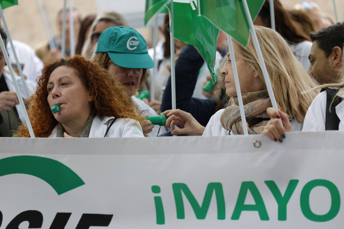 La protesta a las puertas de la conselleria urge refuerzos a Sanidad y un «trato digno» para los pacientes