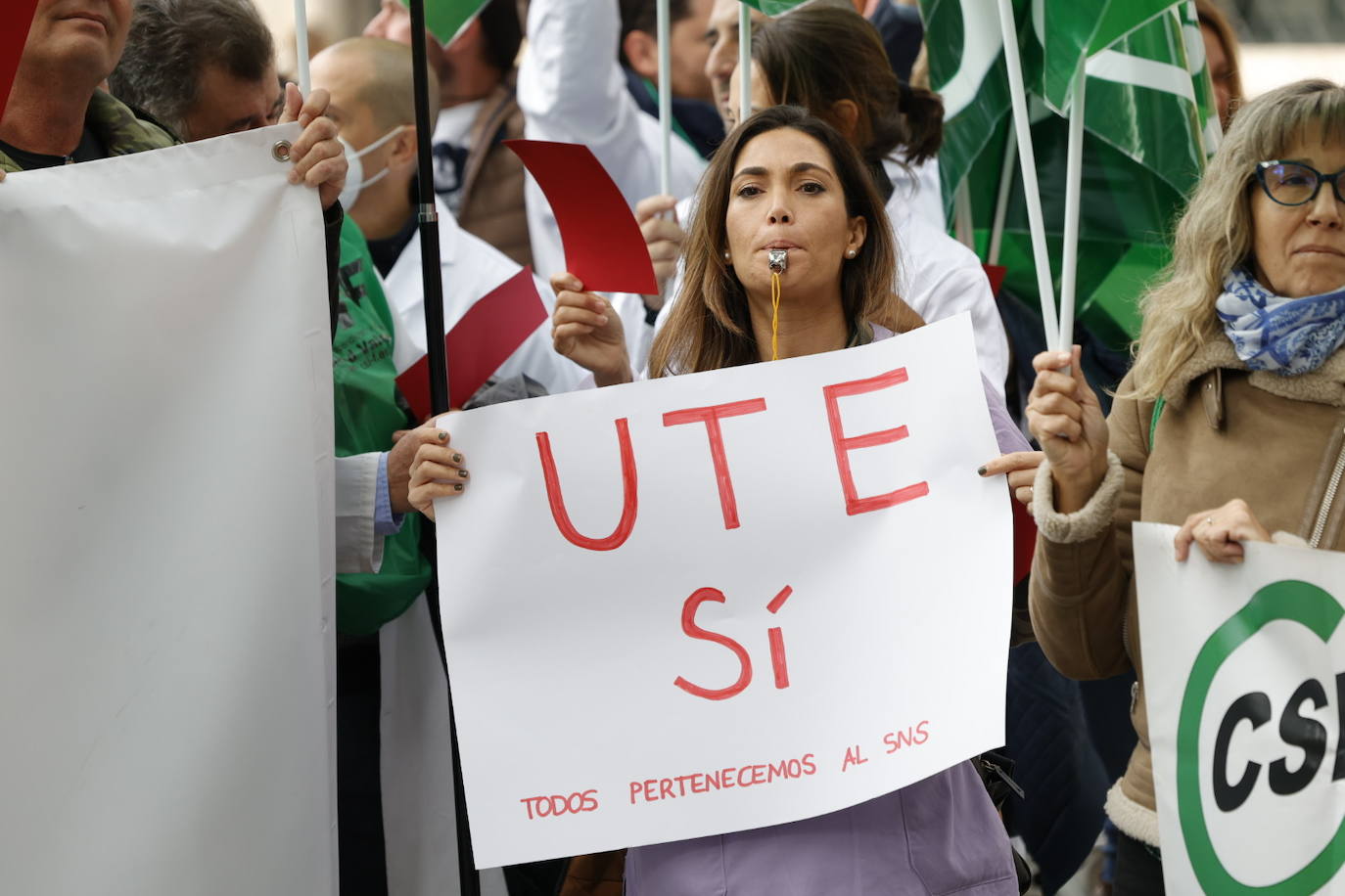 La protesta a las puertas de la conselleria urge refuerzos a Sanidad y un «trato digno» para los pacientes