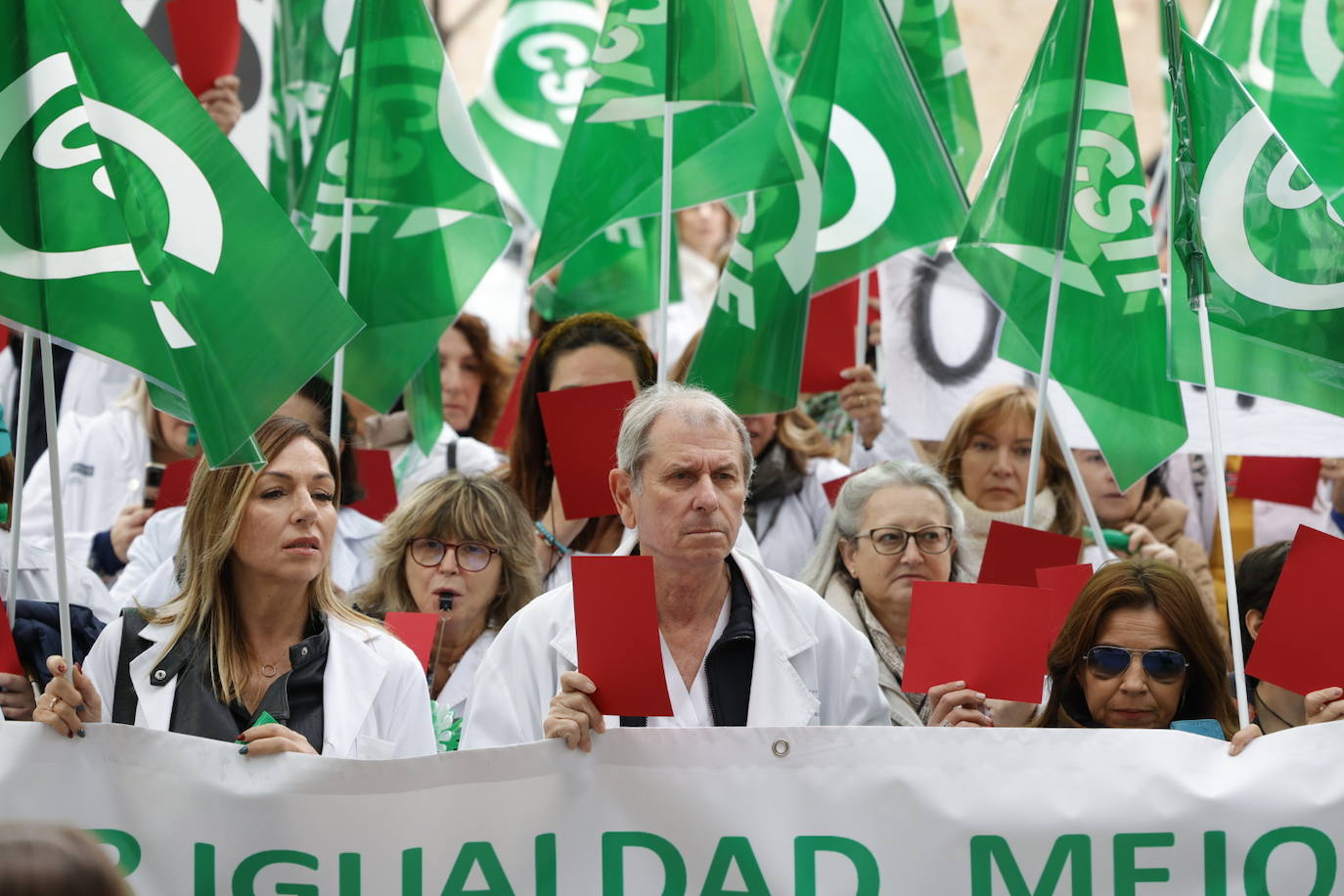 La protesta a las puertas de la conselleria urge refuerzos a Sanidad y un «trato digno» para los pacientes