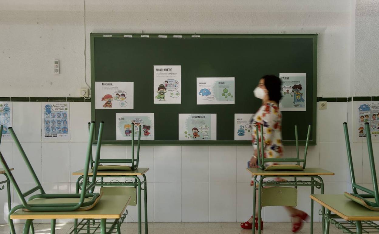 Una maestra preparando su clase de cara al inicio de curso, en una imagen de archivo. 