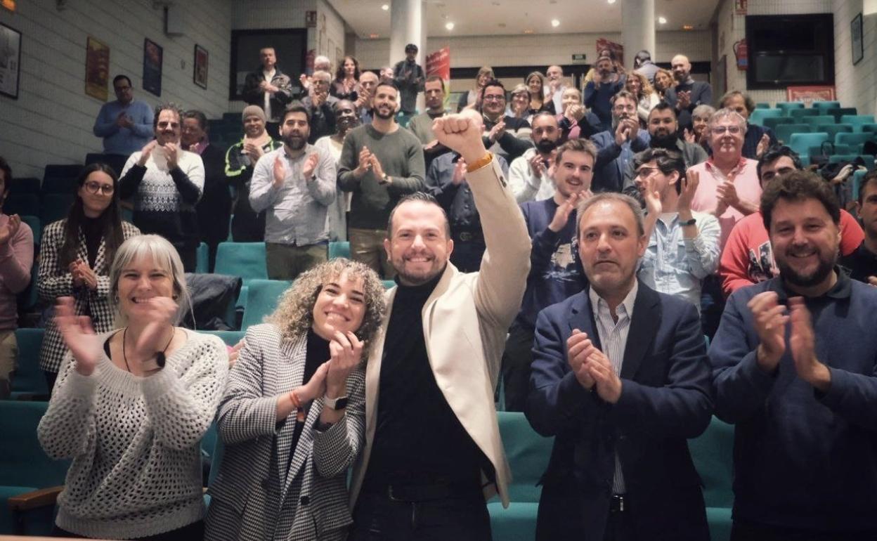 Rafa Mas celebra la decisión de la asamblea junto a Natxo Bellido. 