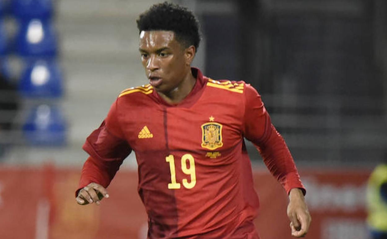 Alejandro Balde conduce el balón en uno de los partidos con la selección