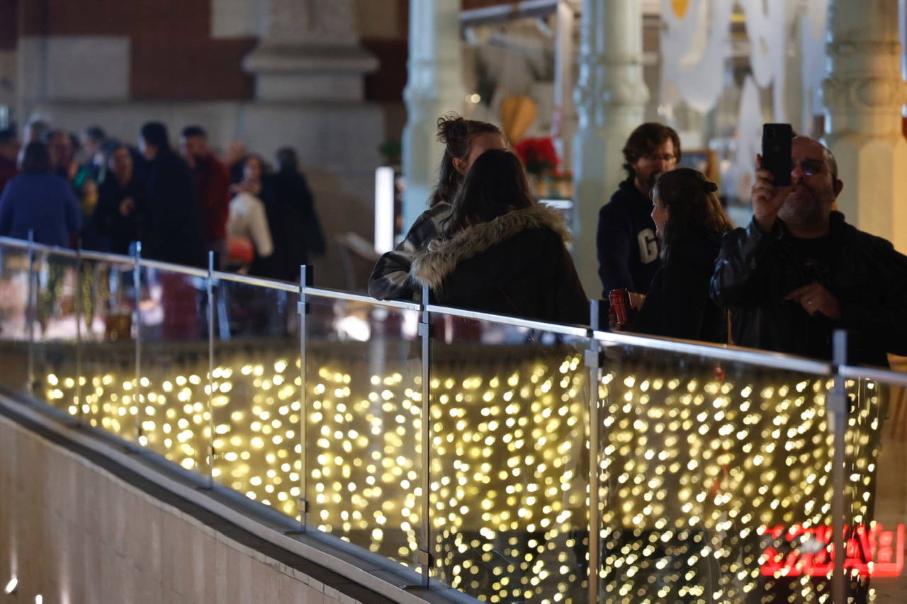 Fotos: El Mercado de Colón enciende las luces para la Navidad 2022