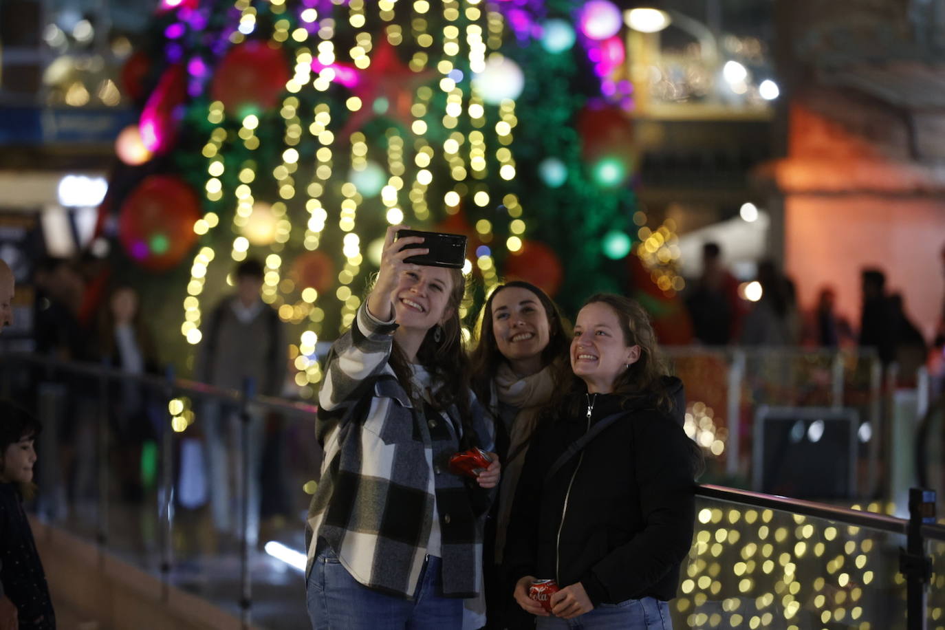 Fotos: El Mercado de Colón enciende las luces para la Navidad 2022