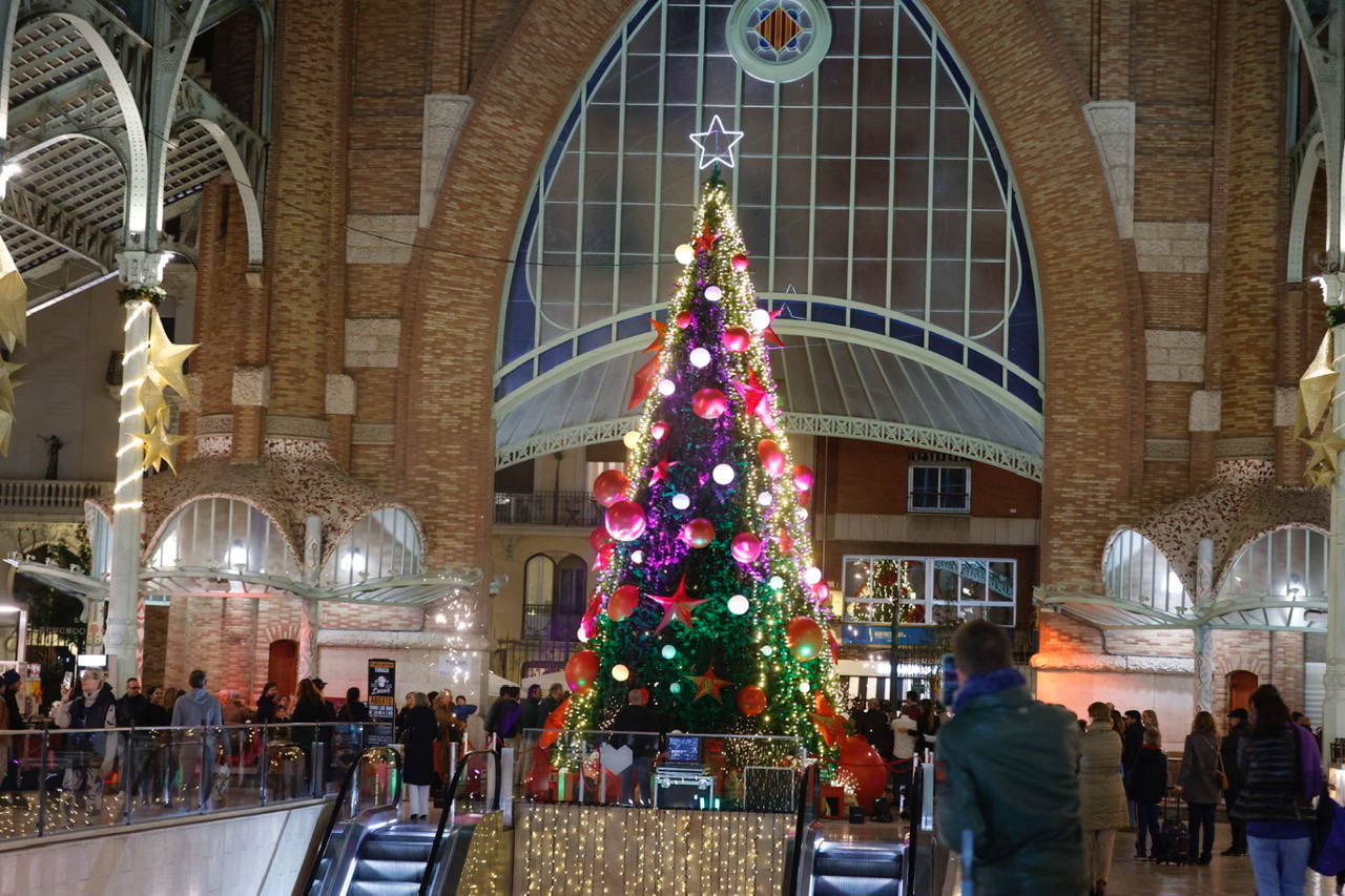 Fotos: El Mercado de Colón enciende las luces para la Navidad 2022