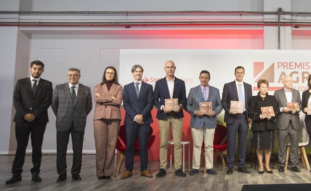 Los premiados junto a los representantes de LAS PROVINCIAS y los patrocinadores de los galardones. 