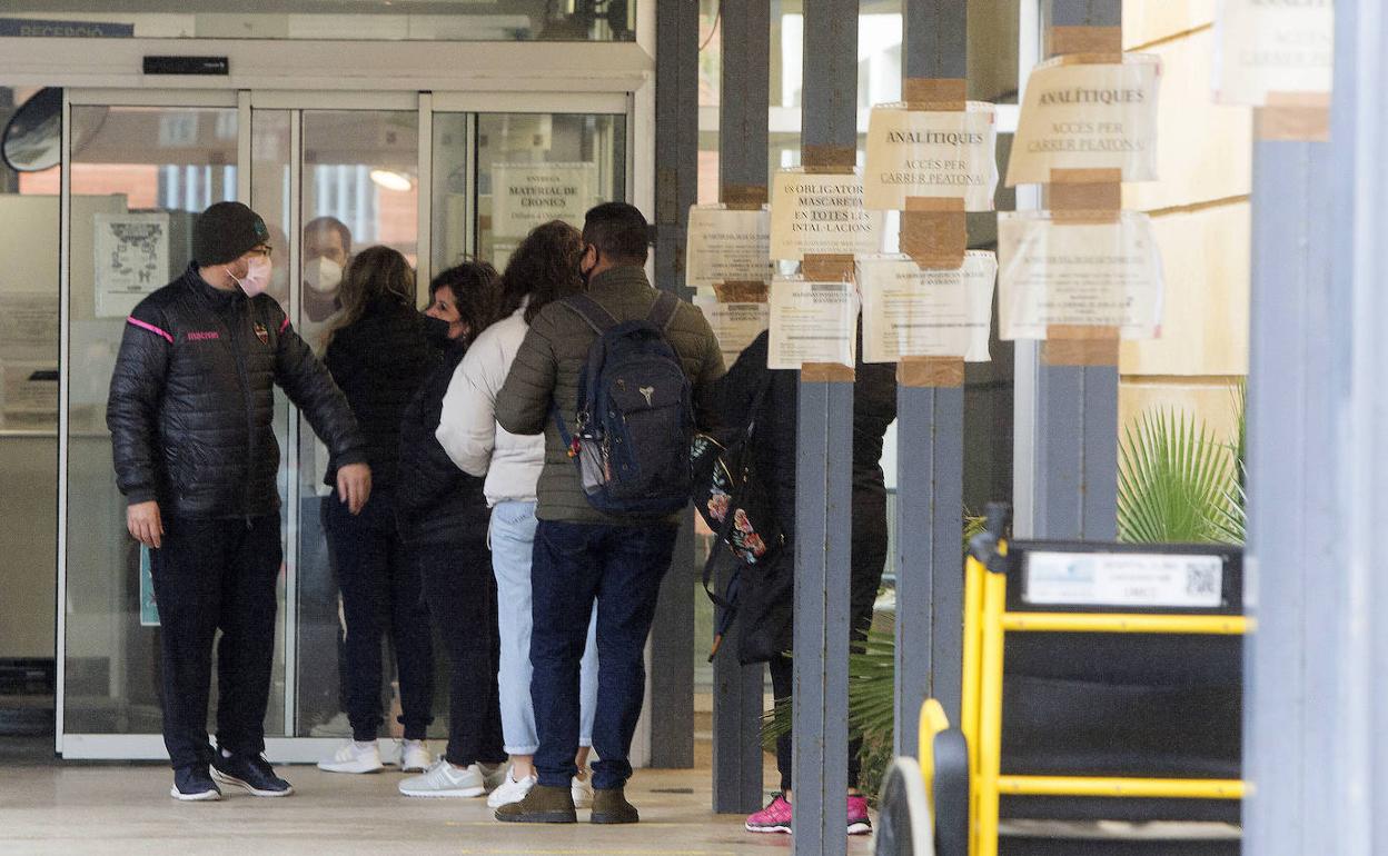 Pacientes a las puertas de un centro de salud valenciano.