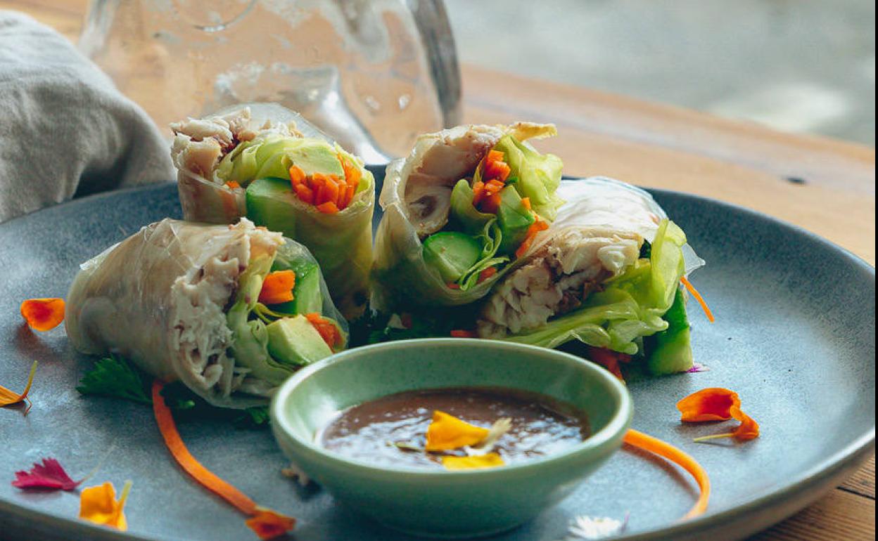 Rollitos de papel de arroz con verduras y queso feta