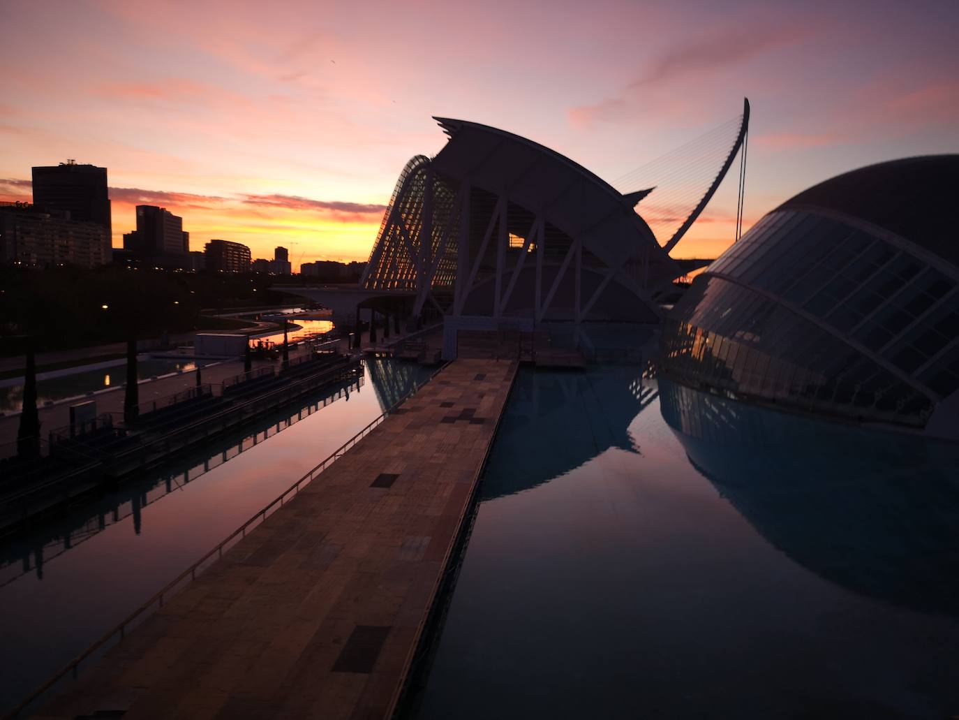 Valencia amanece durante el entrenamiento.