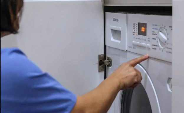 Poner una lavadora a una determinada hora puede suponer un gran ahorro en la factura de la electricidad.