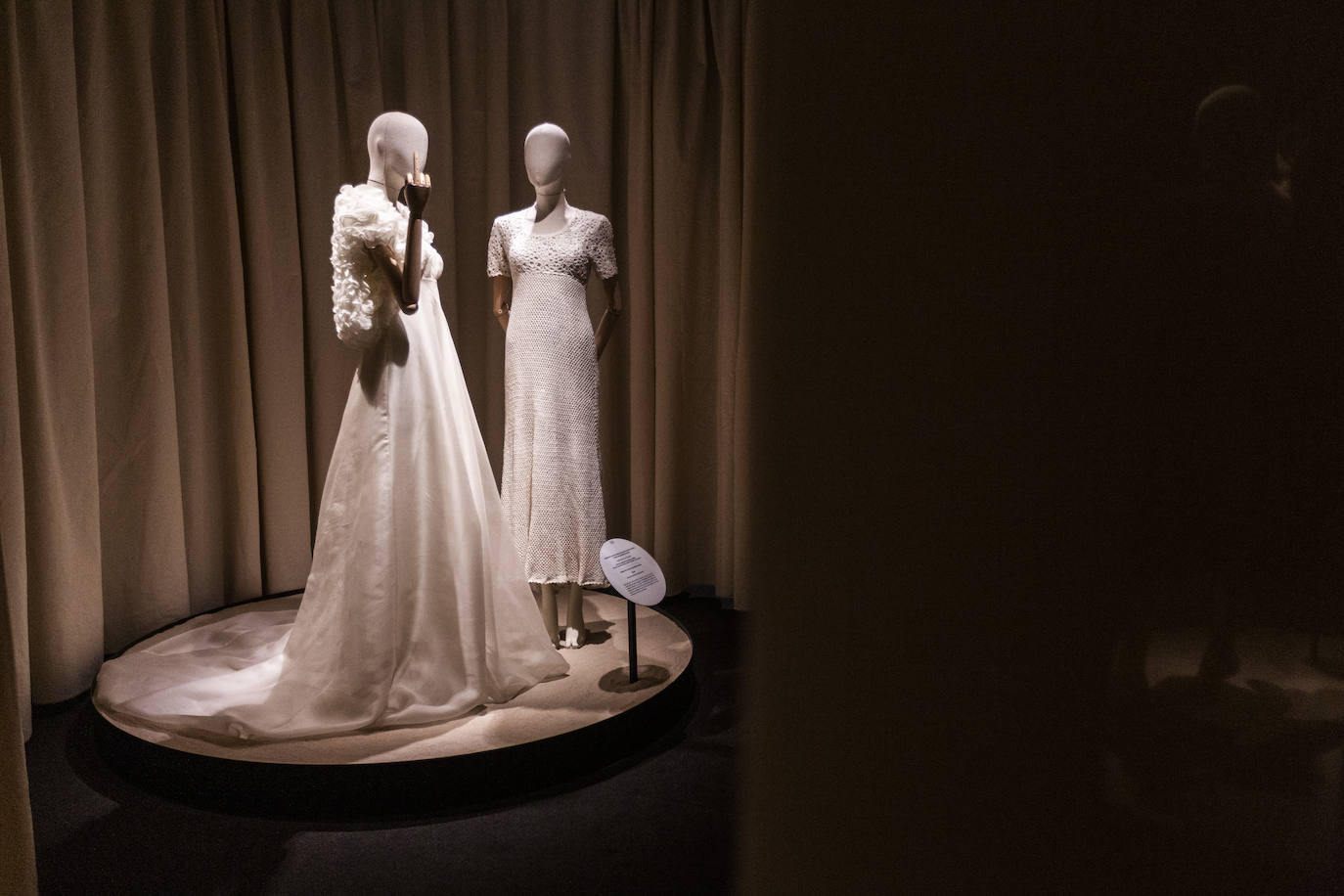 El Museo del Traje expone dos de los cuatro vestidos de novia que confeccionó durante su carrera. En la imagen, a la izquierda, con un maniquí realizando una peineta, el que lució María Barranco durante un desfile. A la izquierda, el que hizo en ganchillo de lana para su amiga la diseñadora Victoria Barrera. Ambos de 1991. 