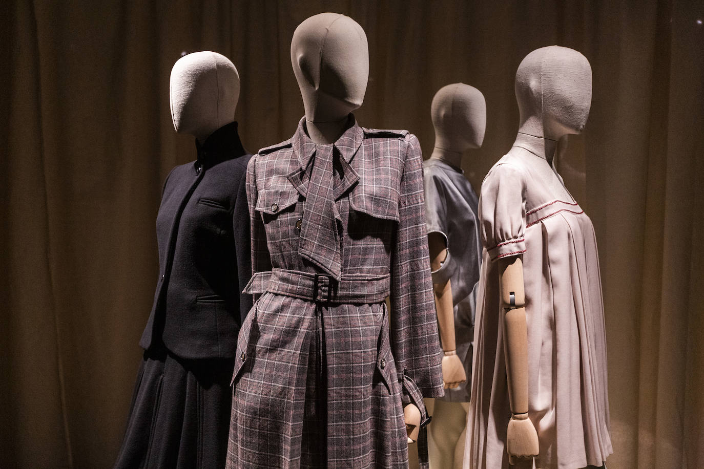 La clásica gabardina de Burberry era una de sus obsesiones, sobre la que trabajaba una y otra vez, al igual que, a la derecha, las faldas tableadas que convertía en vestidos cortos. 