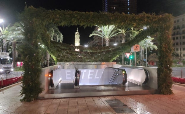 Imagen principal - Imágenes de algunos de los adornos florales que lucen en los principales puntos de la ciudad. 