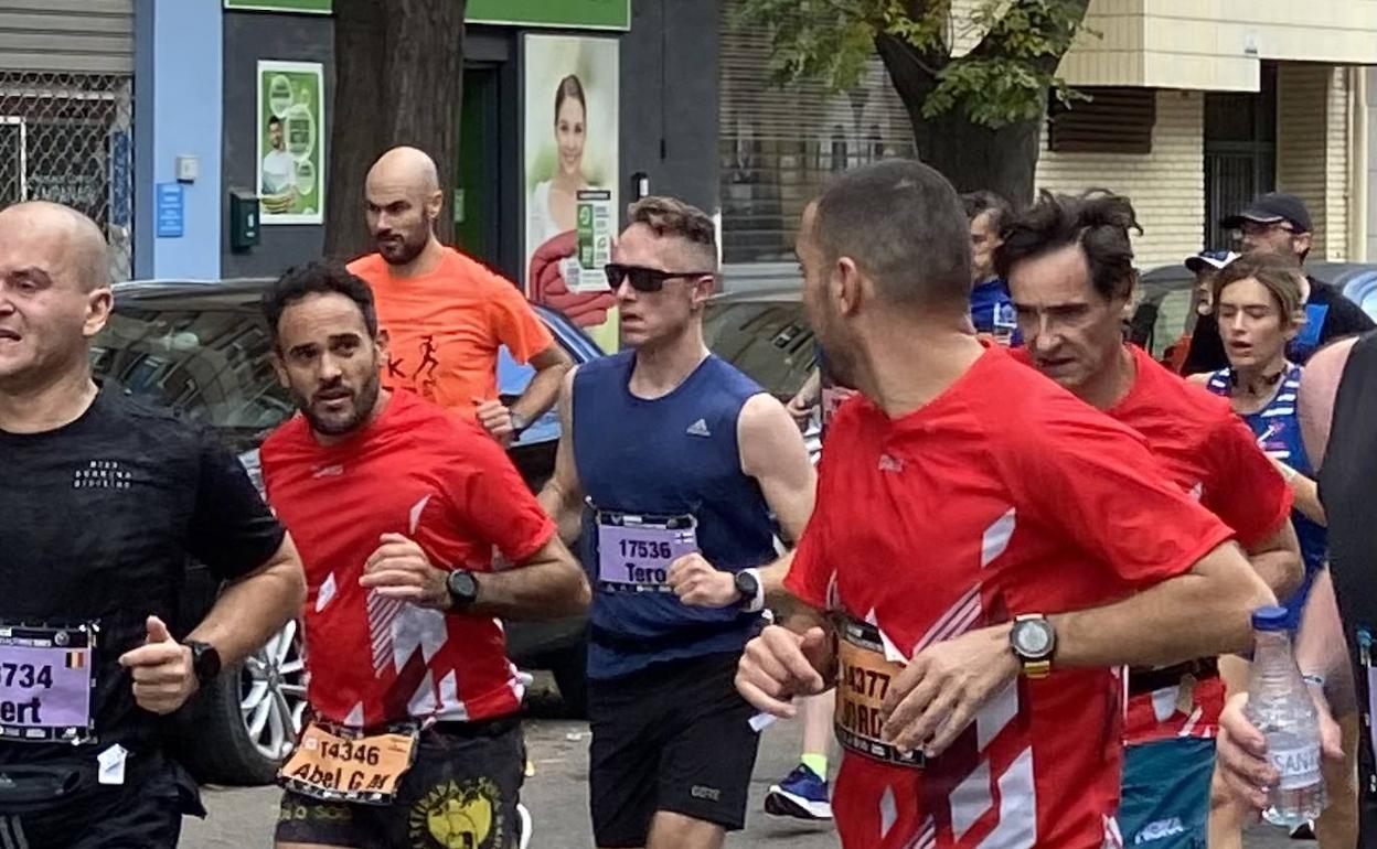 El exministro Salvador Illa, a la derecha, durante un momento de la carrera