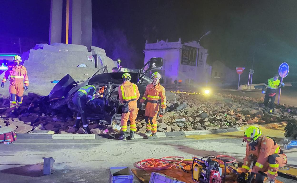 Aparatoso accidente con una mujer atrapada ocurrido ayer de madrugada en la rotonda de acceso a Mislata desde la V-30. 