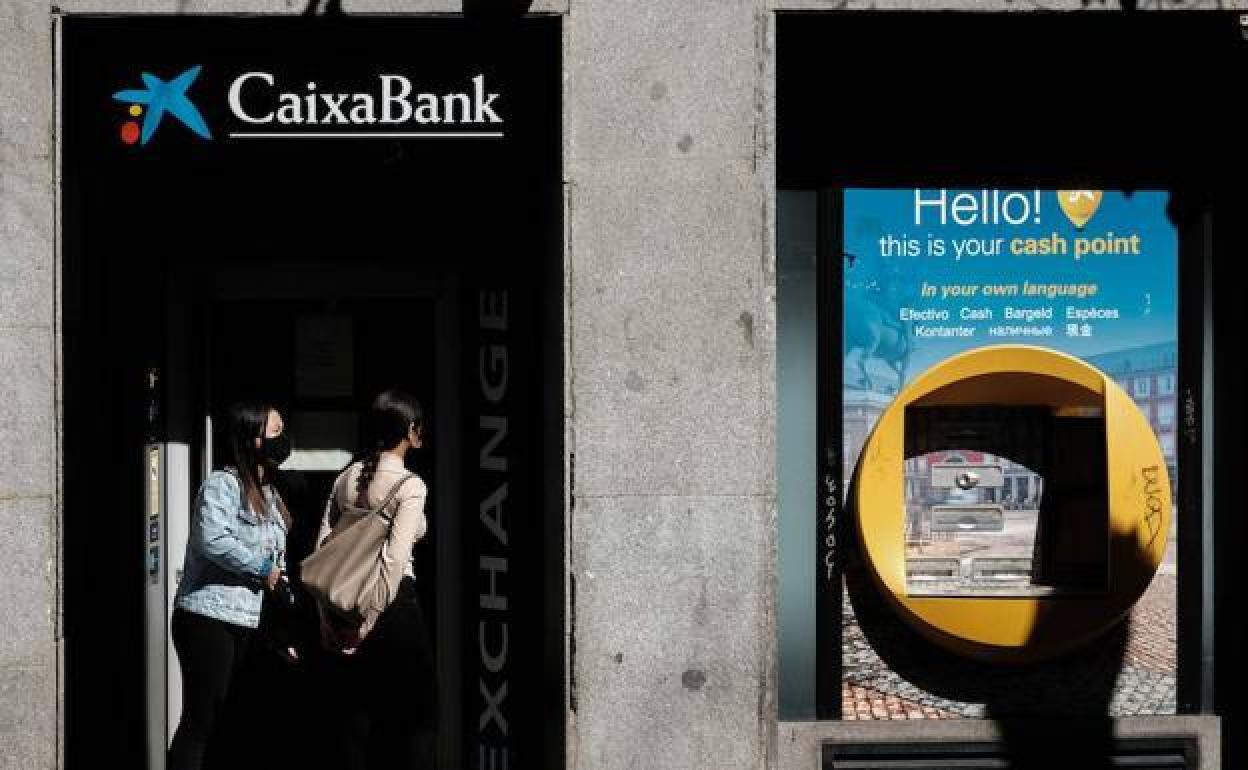 Cajeros de Caixabank. 