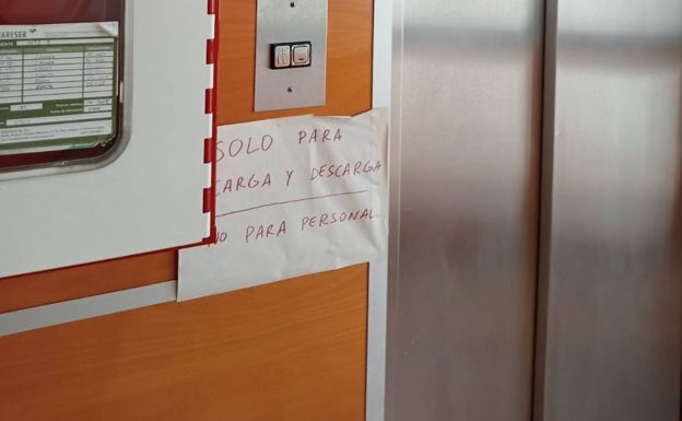 Un cartel que indica que el ascensor sólo debe utilizarse para carga y descarga.