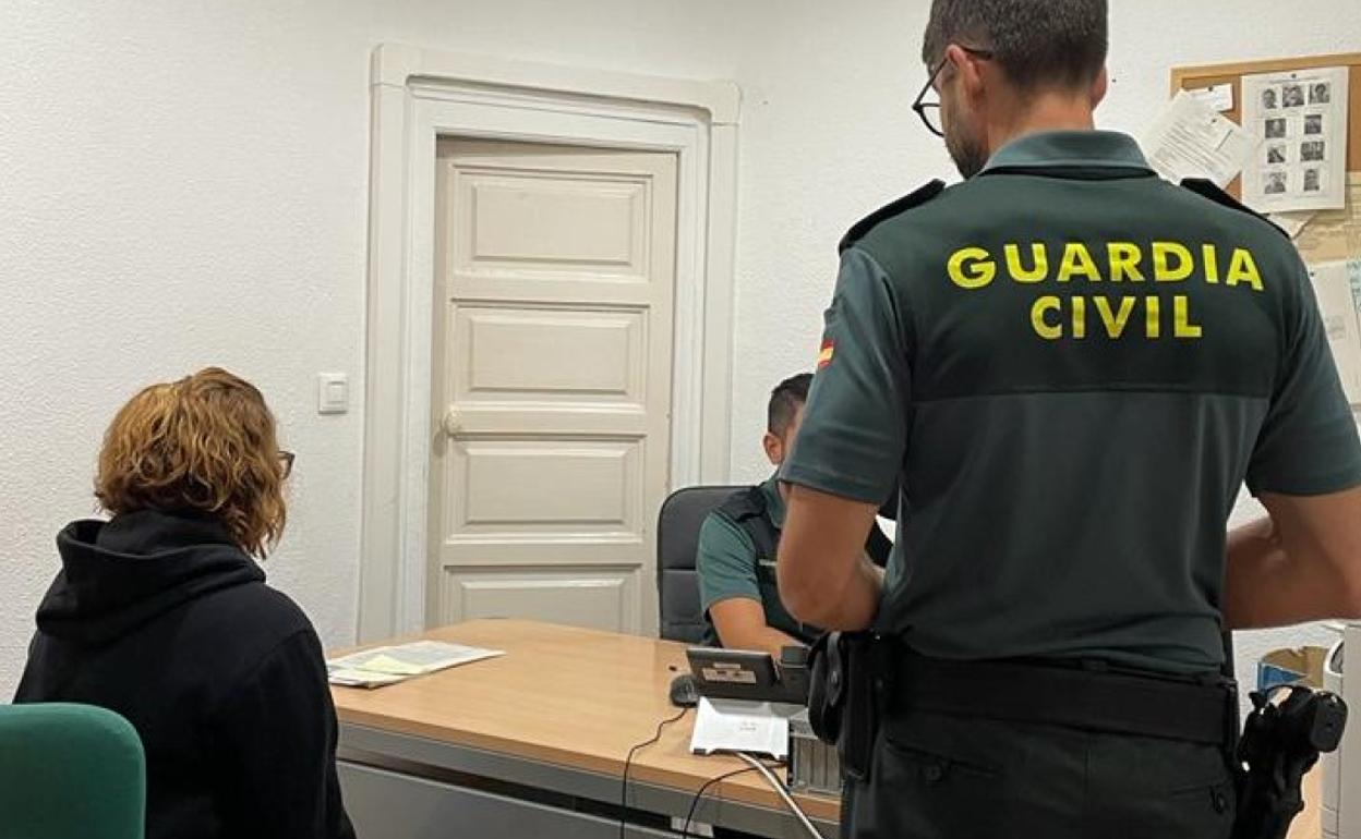 Agentes de la Guardia Civil asisten a una víctima en la Comandancia de Valencia. 