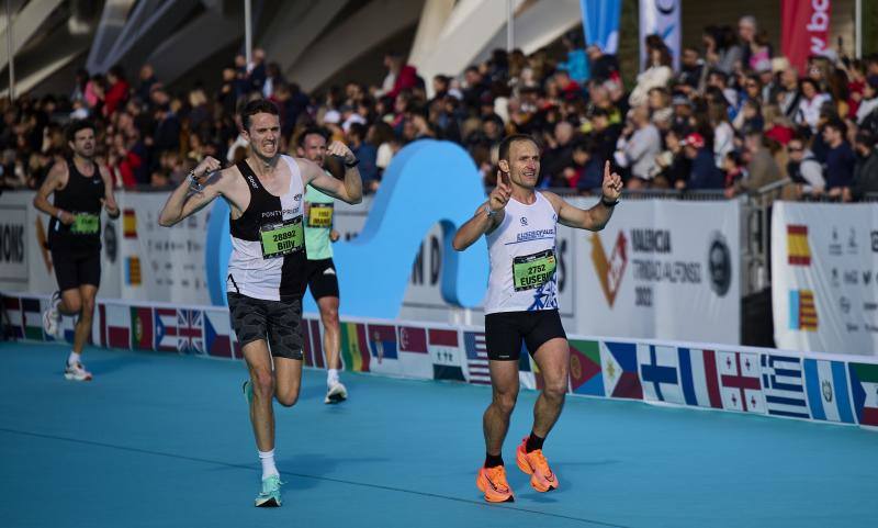 Fotos: Búscate en la línea de meta del Maratón de Valencia