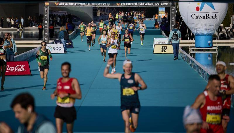 Fotos: Búscate en la línea de meta del Maratón de Valencia