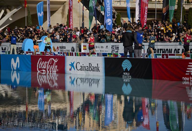 Fotos: Búscate en la línea de meta del Maratón de Valencia