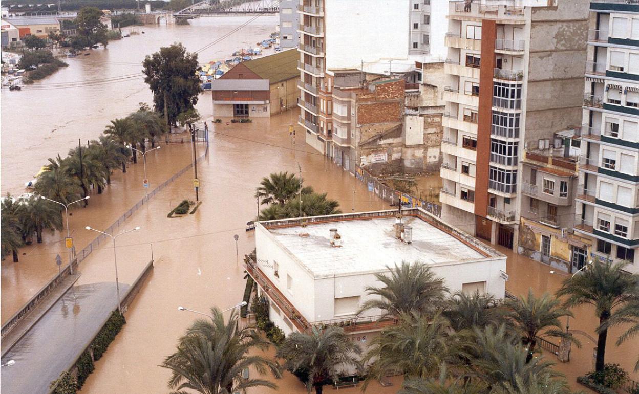 El agua arrasó la comarca de la Ribera en 1982. 