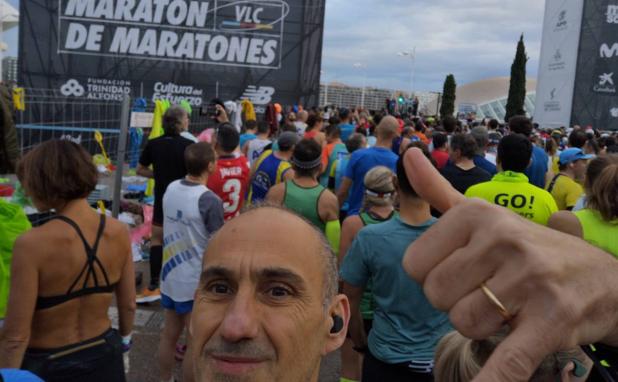 Imagen principal - Salida y meta del Maratón de Valencia.