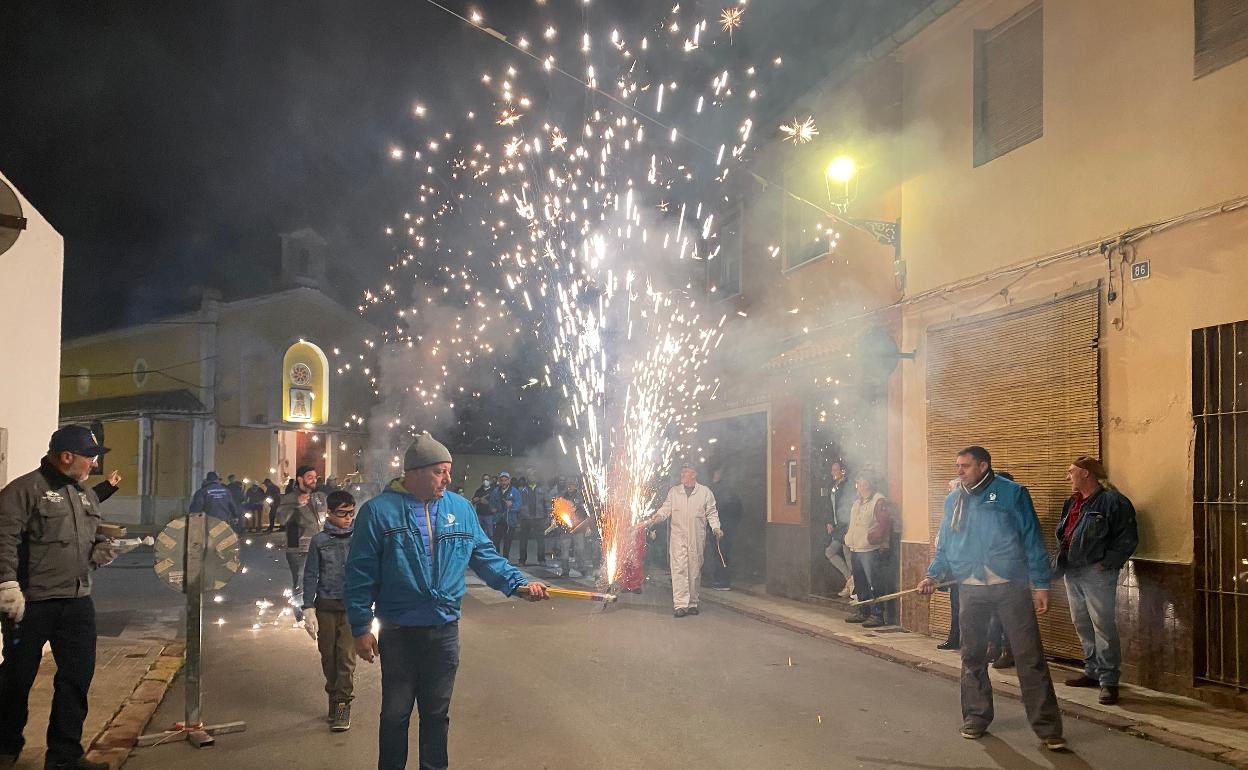 La pólvora y el fuego llenaron las calles de Benifaió. 