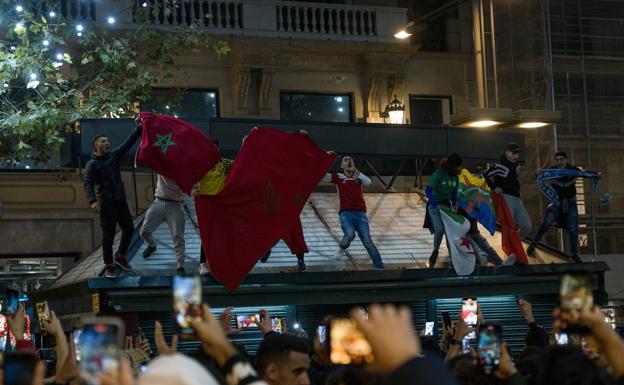 Aficionados de Marruecos celebran en Barcelona la clasificación de su selección para cuartos. 