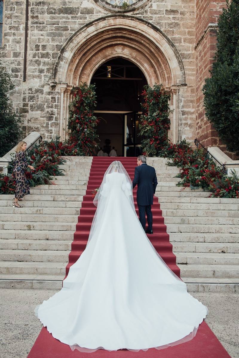 María, acompañada de su padre, el abogado Vicente Martínez, a la entrada de la iglesia de El Puig.