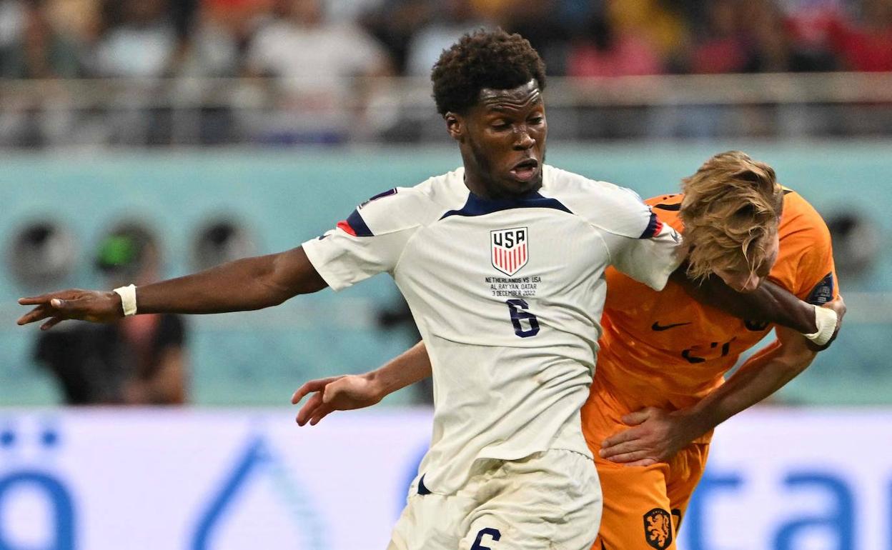 Yunus y De Jong, durante el partido entre Estados Unidos y Paises Bajos. 