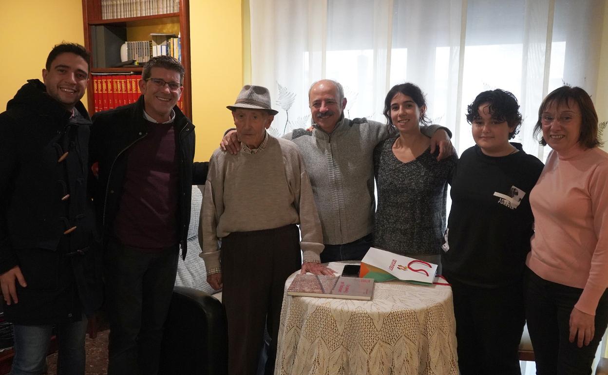 José Barberá, junto al alcalde y familiares.