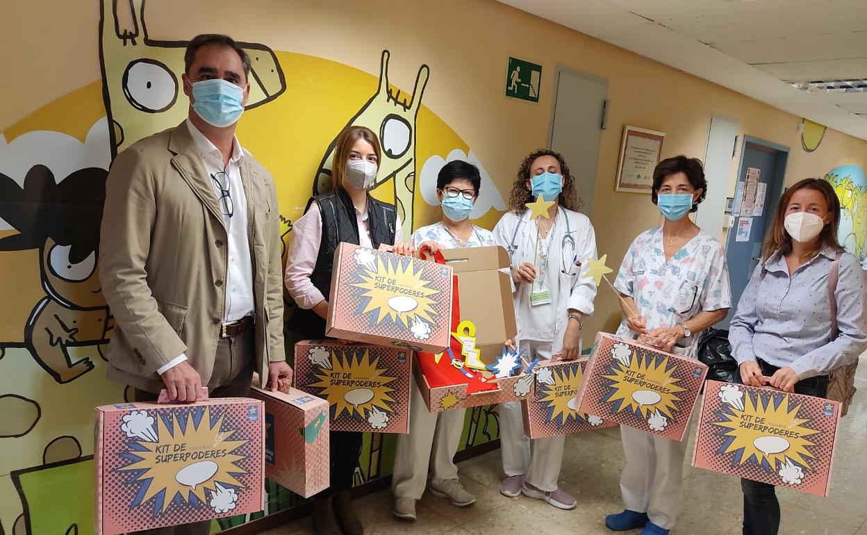 Momento de la entrega de los Kits por parte de la empresa Hinojosa al Hospital Lluís Alcanyís. 