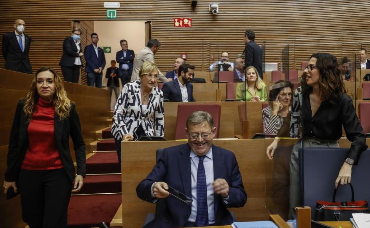 Isaura Navarro, Ana Barceló, Ximo Puig y Aitana Mas en Les Corts. 