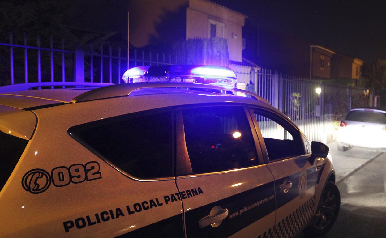 Una patrulla de la Policía Local de Paterna en una calle de La Canyada. 