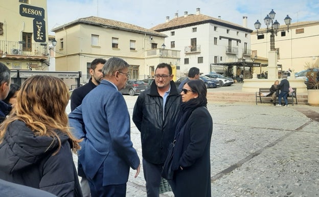 Los padres de Isabel pudieron contar en Requena al presidente Puig su caso. 