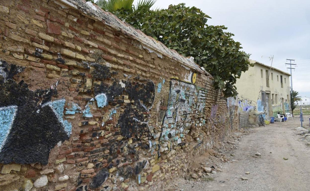 El muro del huerto, visiblemente inclinado hacia la derecha. 