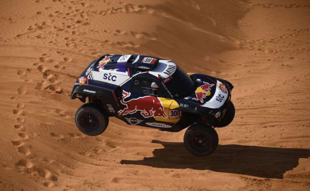 Carlos Sainz durante una etapa del Dakar 2021. 