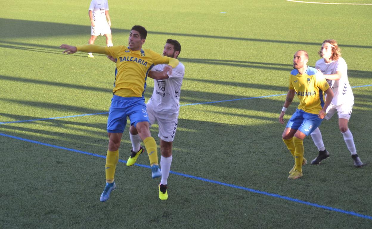 Fede peleando un balón áereo. 