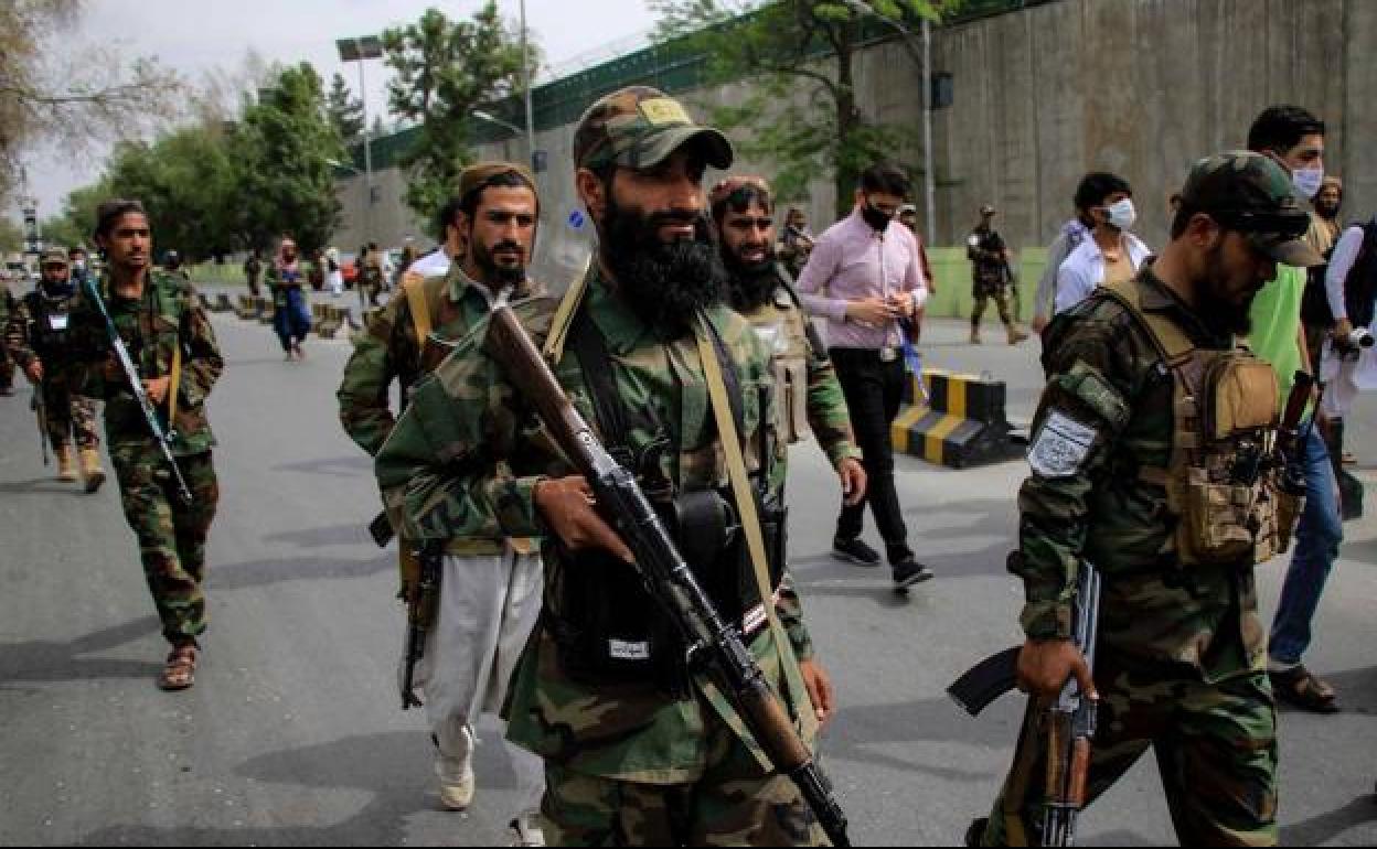 Fuerzas de seguridad de los talibanes patrullan el barrio de Kabul. 