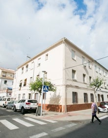 Imagen secundaria 2 - Varias calles de las Casas de los Ferroviarios de Gandia; el alcalde con las ediles Victoria y Rodríguez, y  una esquina de uno de los edificios. 