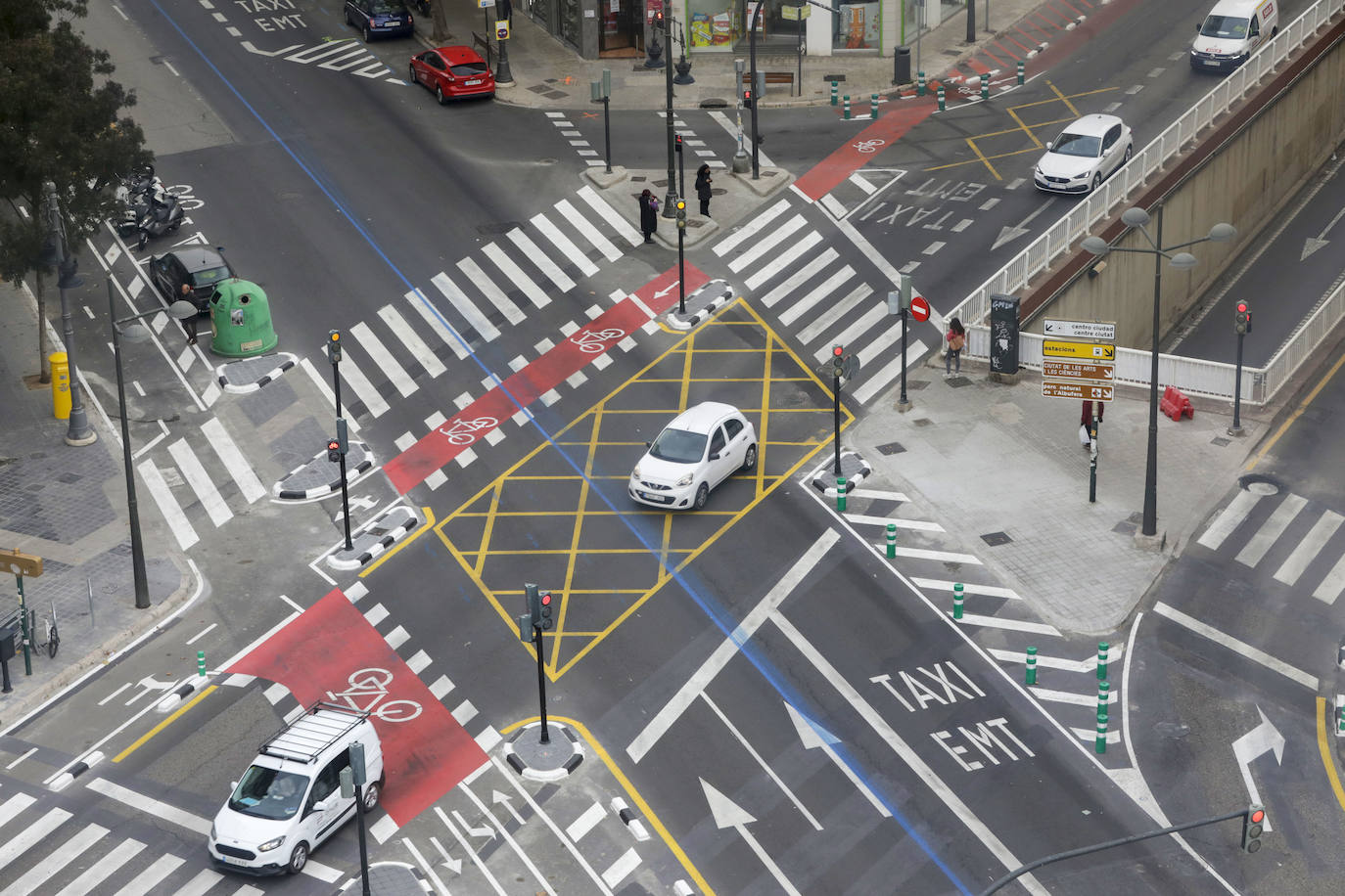 Fotos: El cruce psicodélico de la avenida del Cid