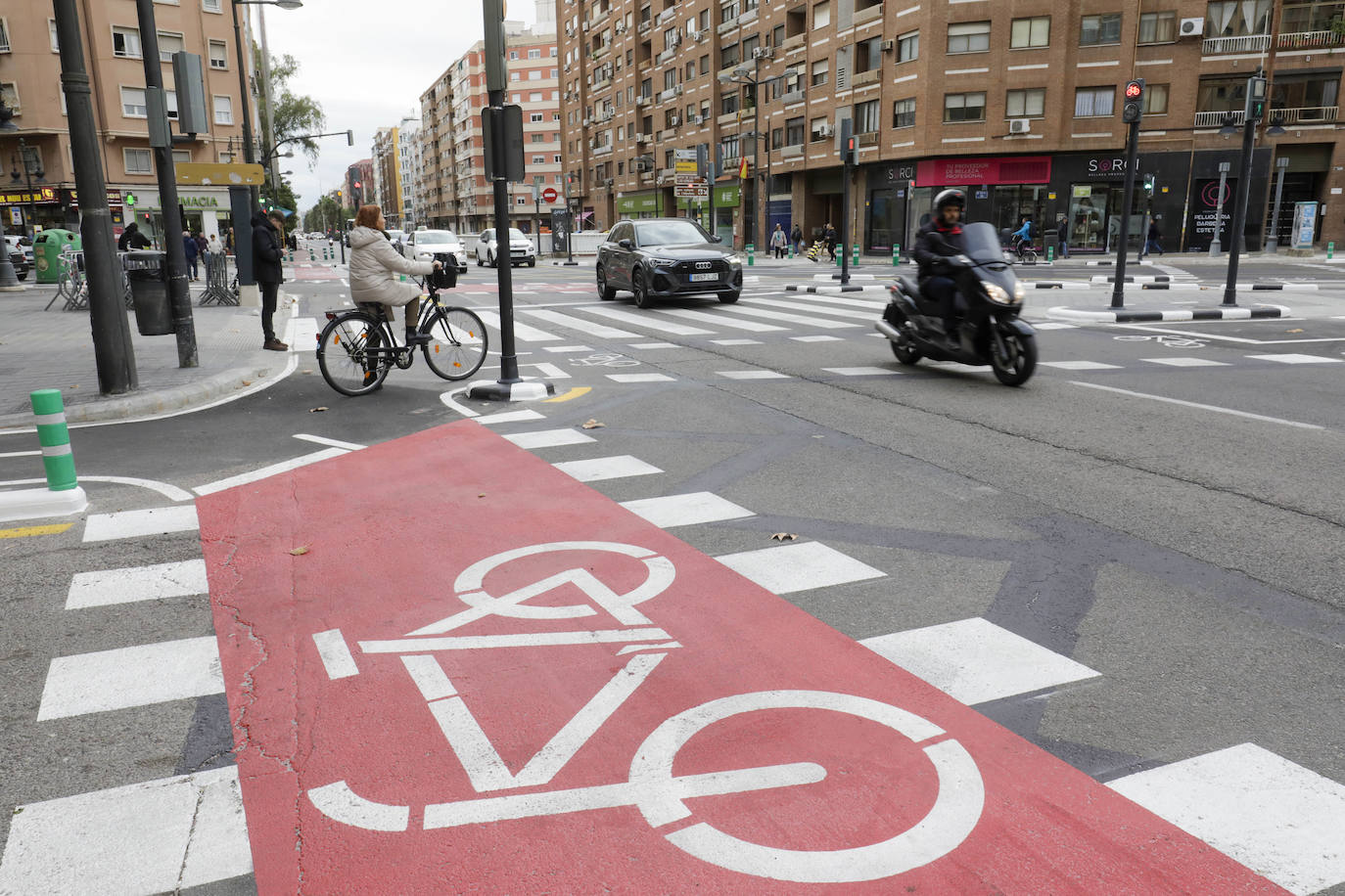 Fotos: El cruce psicodélico de la avenida del Cid