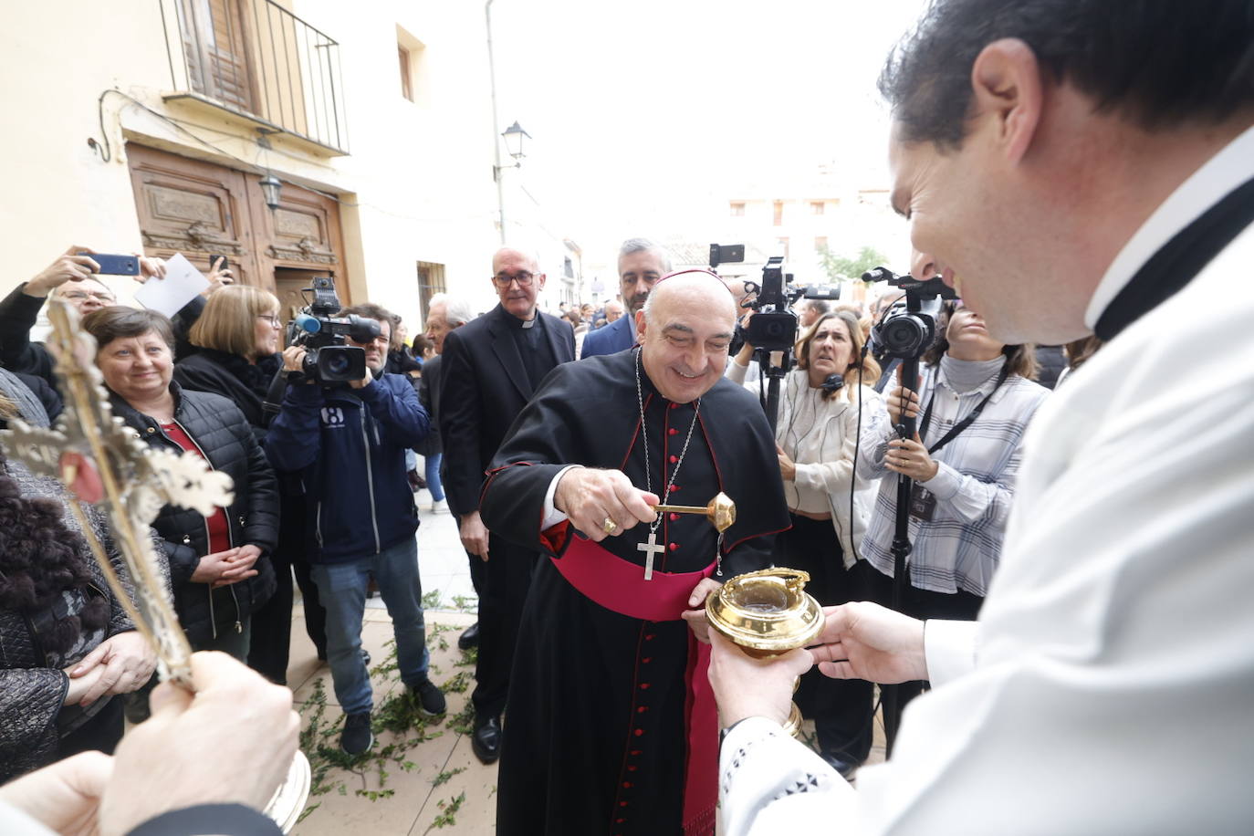 El nuevo arbobispo de Valencia recorre varios municipios y lugares emblemáticos antes de su toma de posesión. 