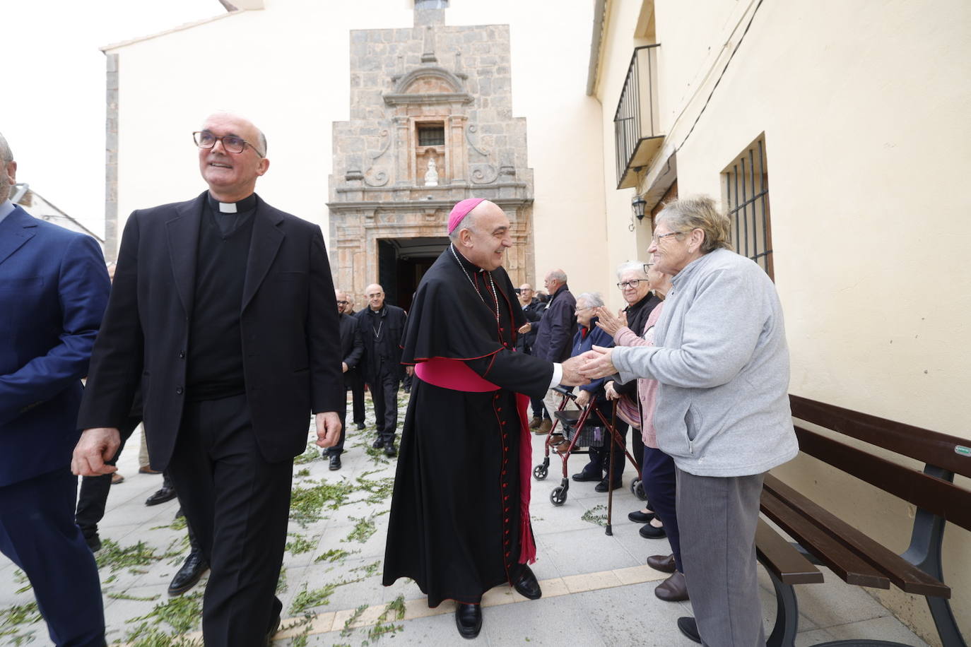 El nuevo arbobispo de Valencia recorre varios municipios y lugares emblemáticos antes de su toma de posesión. 