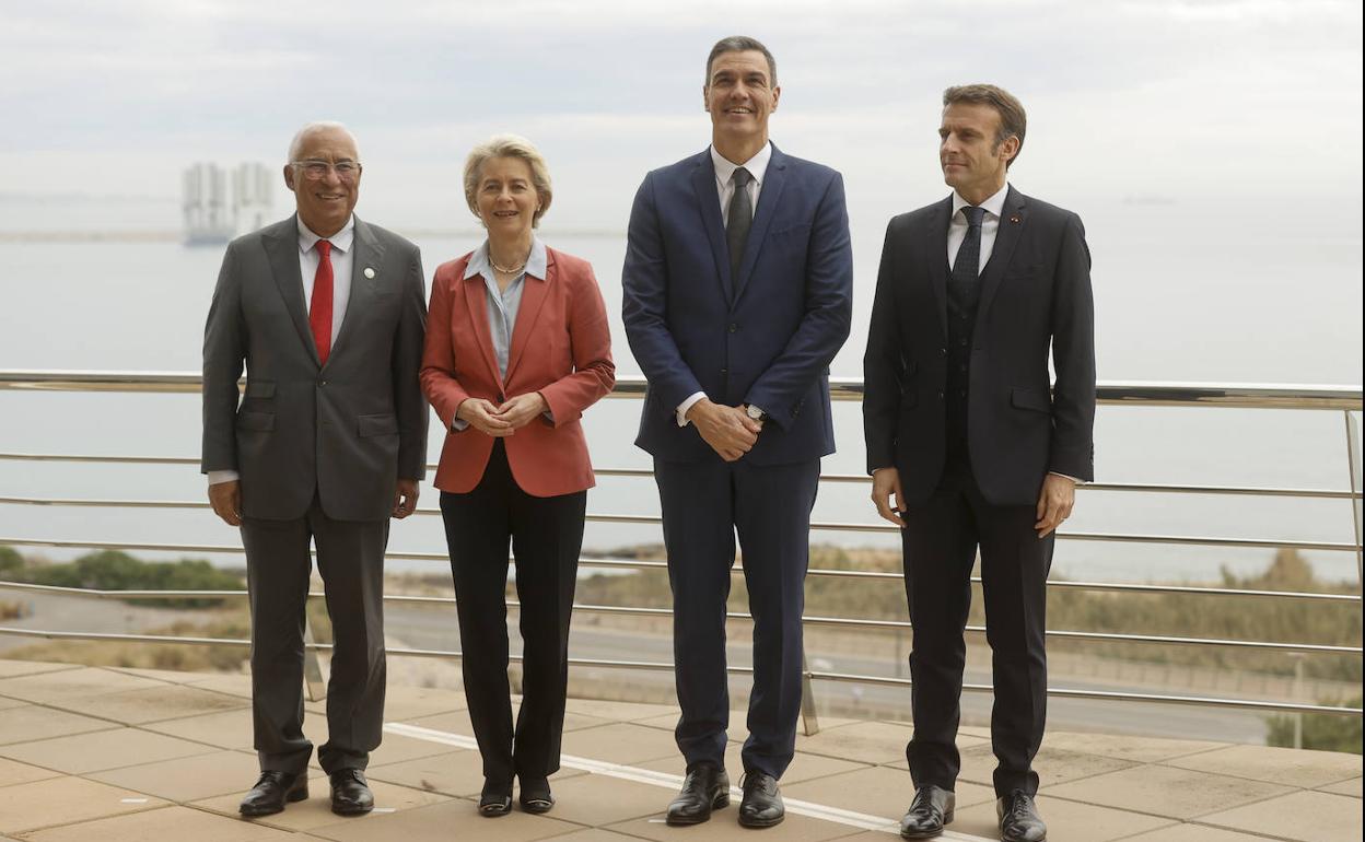 Los líderes de España (Pedro Sanchez), Francia (Emmanuel Macron, dcha) y Portugal (Antonio Costa, izq) más la presidenta de la Comisión Europea, Ursula von der Leyen, este viernesen Alicante. 