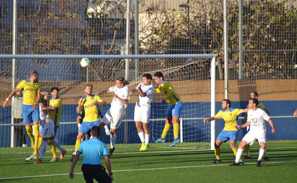 Jugadores del Dénia en un partido disputado en su feudo. 