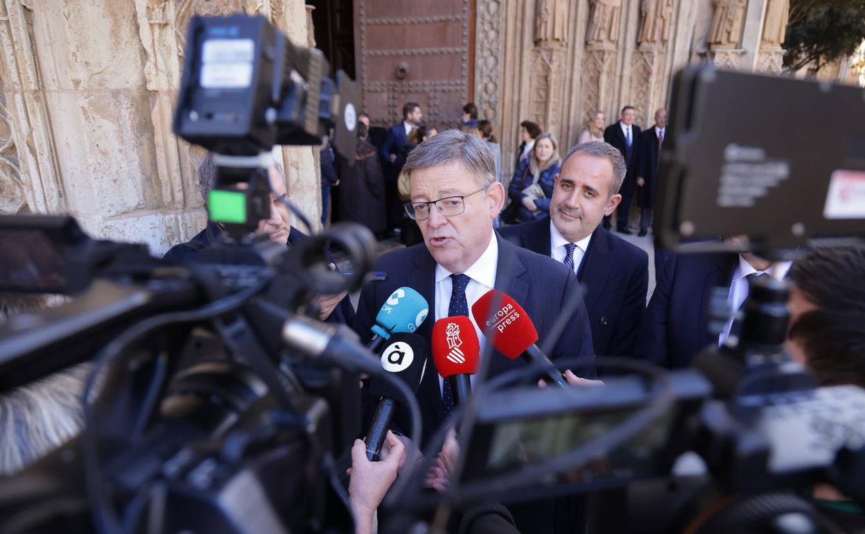 Ximo Puig atiende a los medios este sábado tras la toma de posesión del nuevo arzobispo de Valencia. 