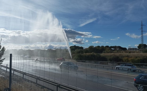 El chorro de agua en el 'by-pass'. 